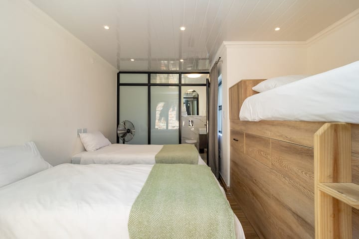 חדר 7: שתי מיטות יחיד ומיטת קומותיים