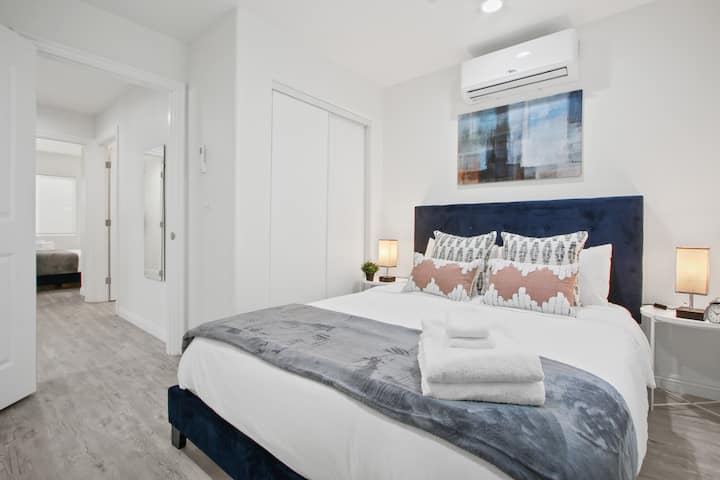 นอนหลับพักผ่อนบนเตียงขนาดควีนไซส์ที่อบอุ่นพร้อมผ้าปูที่นอนนุ่มและไม่ก่อให้เกิดอาการแพ้