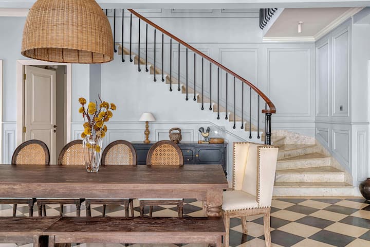 Interior: Staircase