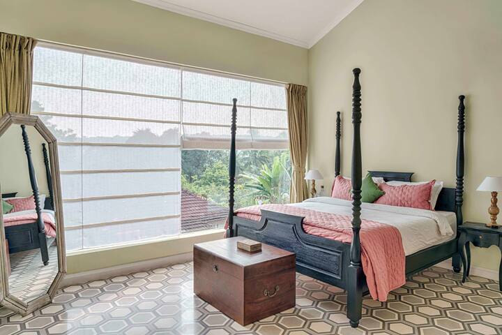 Rooms: Bedroom