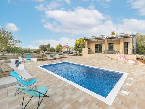 Nice holiday home in Bilice,  private, heated pool