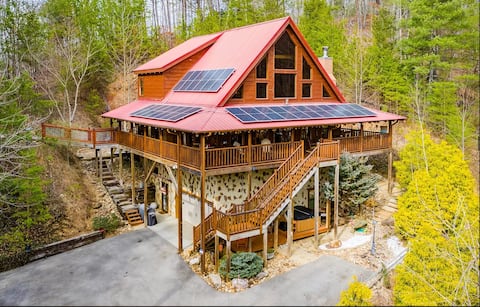 4 BR w/private hiking trail, hot tub, pool table