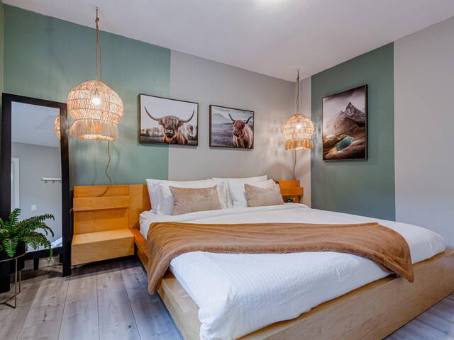 Cozy Industrial Townhouse | King Bed| 3 Min to D/T gallery image 2