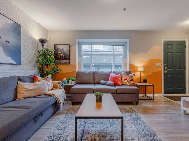 Cozy Industrial Townhouse | King Bed| 3 Min to D/T