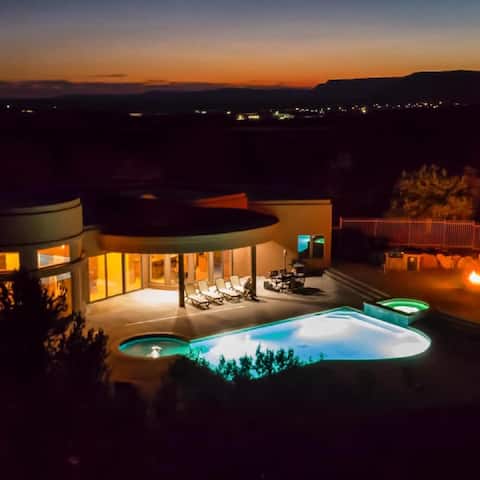 Spectacular Home with Private Pool and Spa