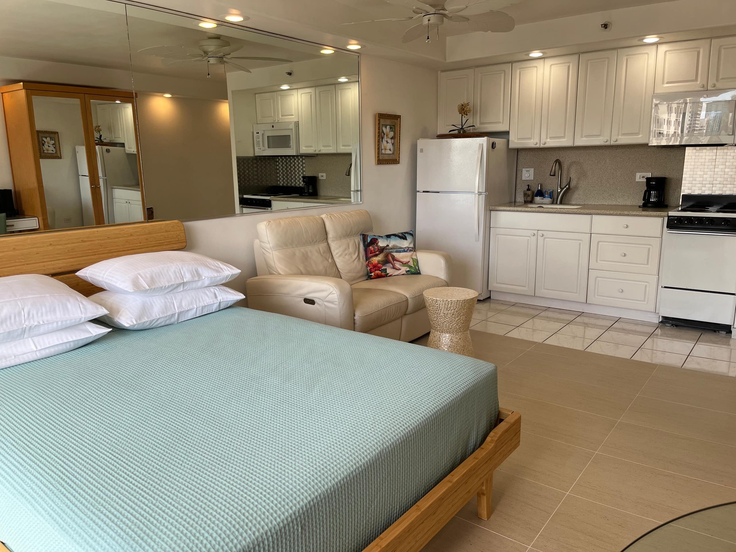 Charming Waikiki Studio with Parking - Image 2
