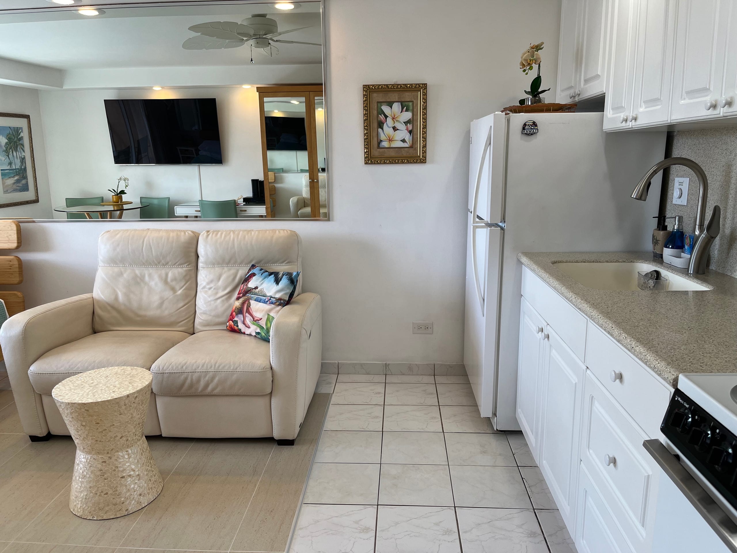 Charming Waikiki Studio with Parking - Image 11