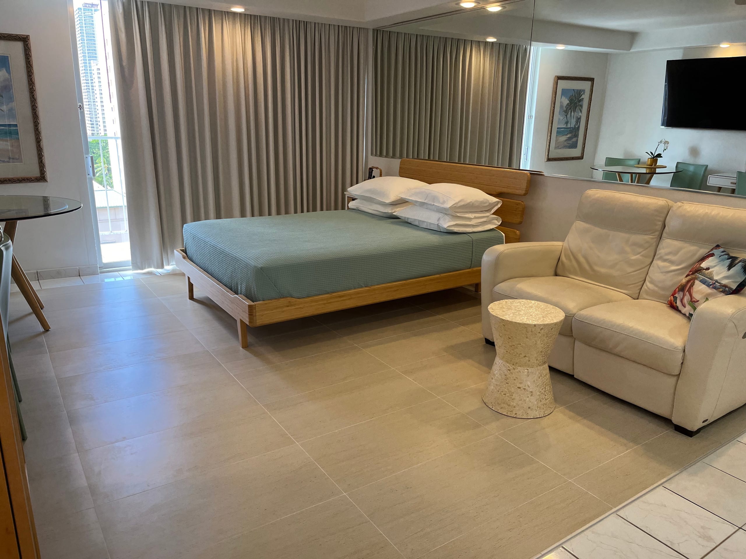 Charming Waikiki Studio with Parking - Image 10