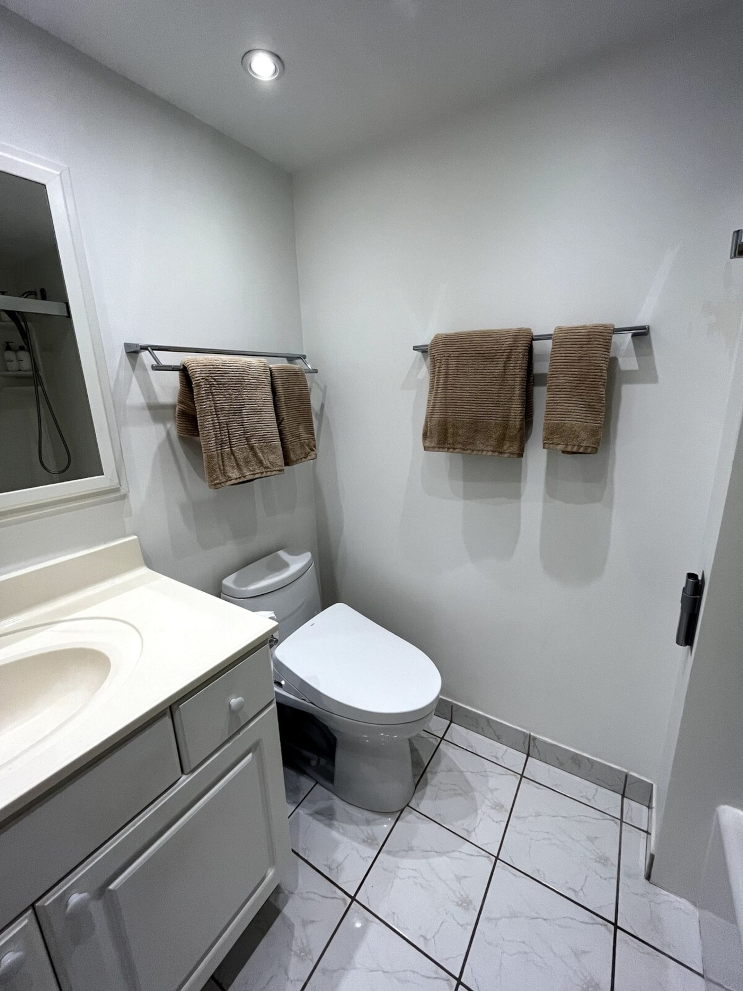 Charming Waikiki Studio with Parking - Image 20