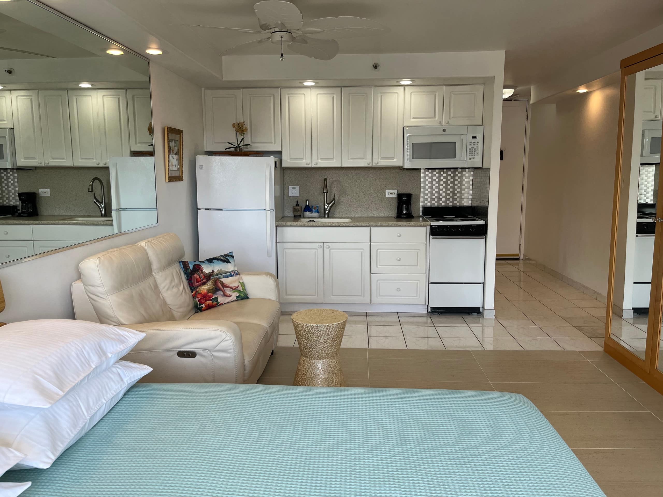 Charming Waikiki Studio with Parking - Image 6