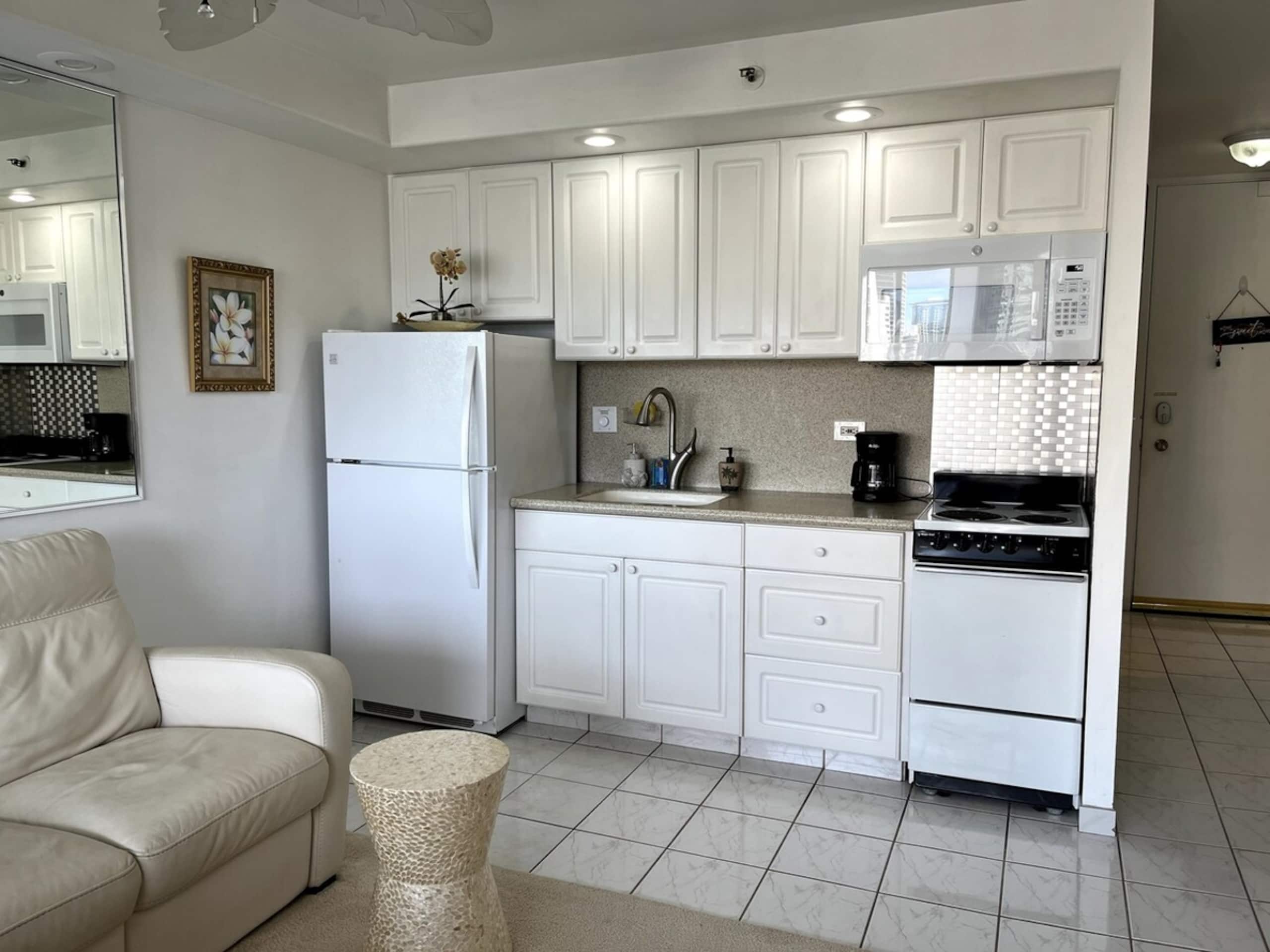 Charming Waikiki Studio with Parking - Image 12
