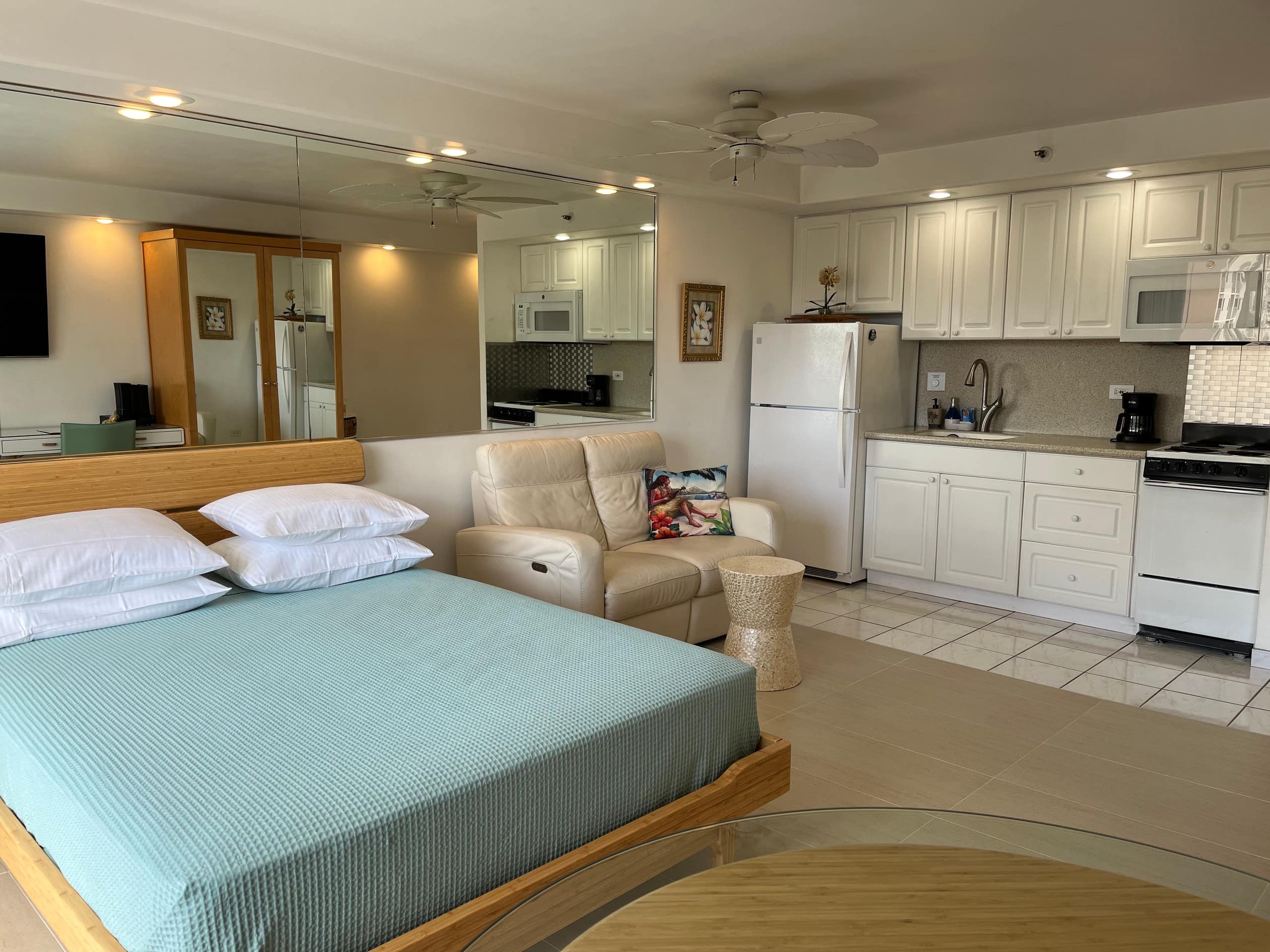 Charming Waikiki Studio with Parking - Image 8