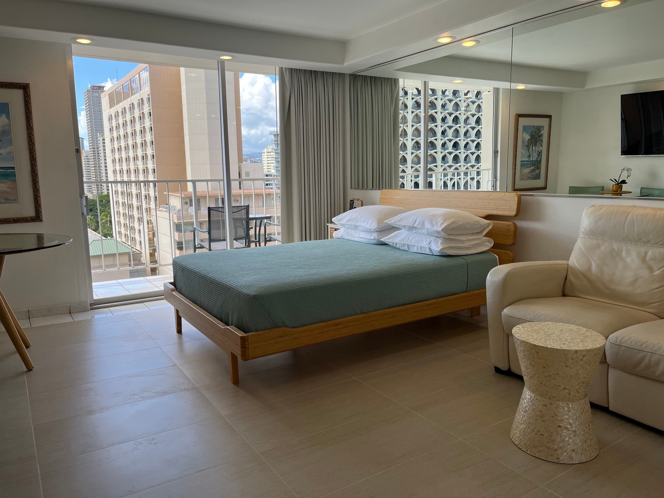 Charming Waikiki Studio with Parking - Image 9