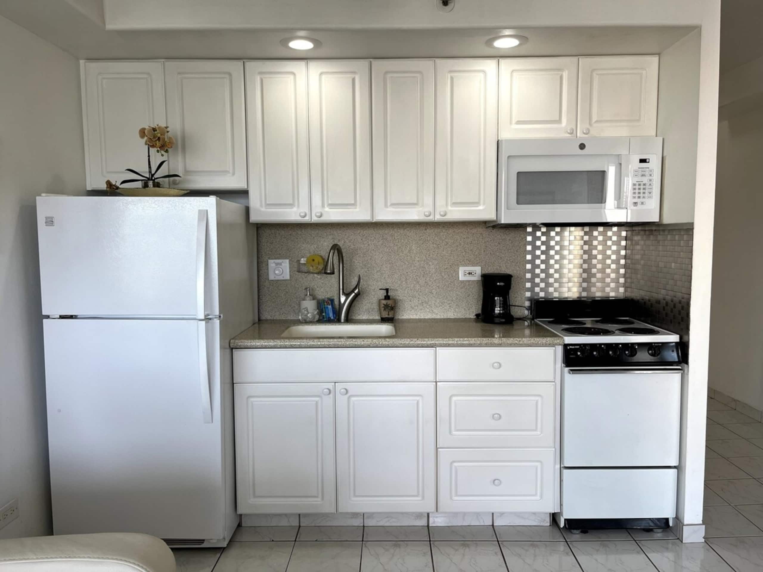 Charming Waikiki Studio with Parking - Image 13