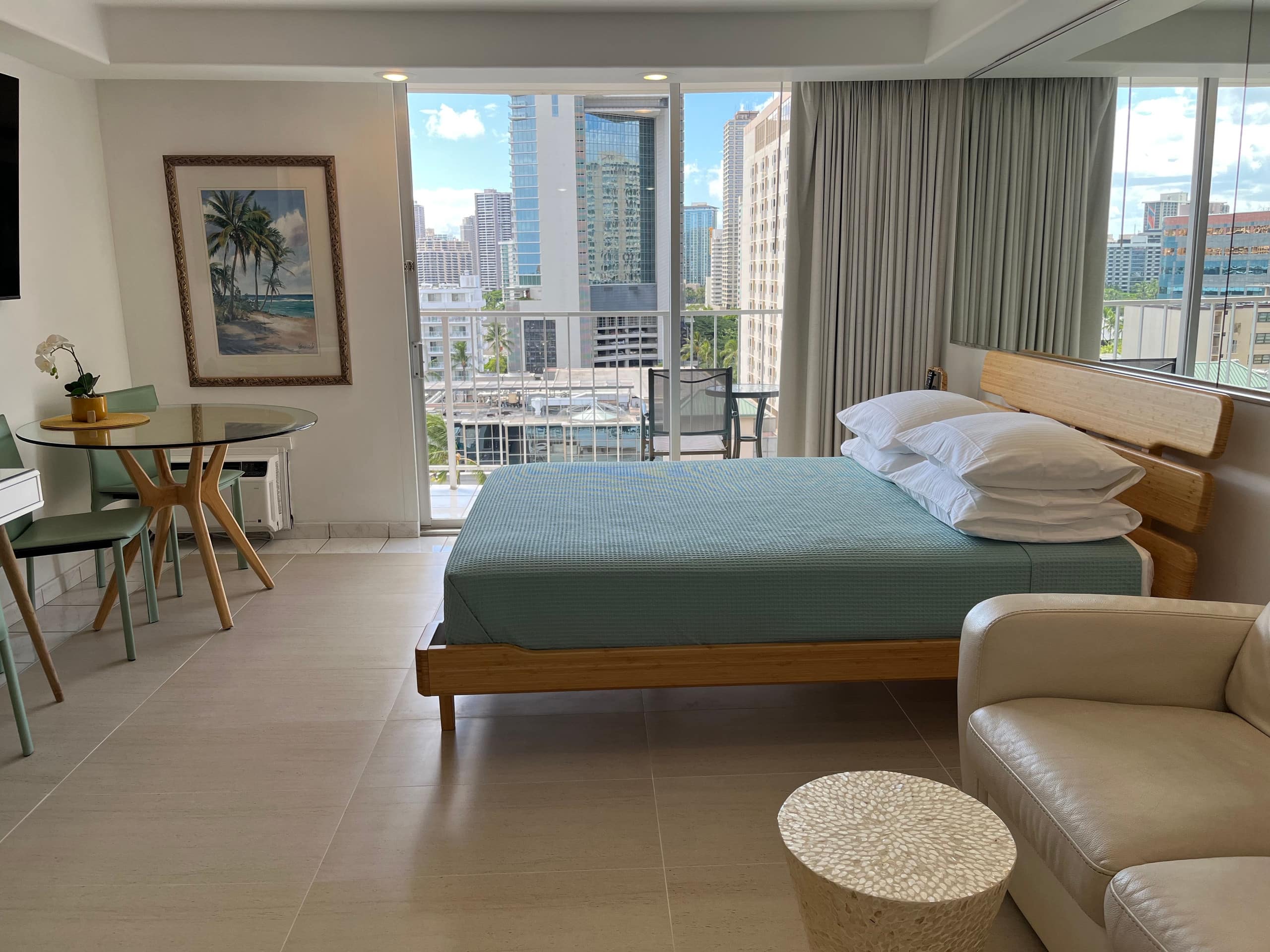 Charming Waikiki Studio with Parking - Image 1
