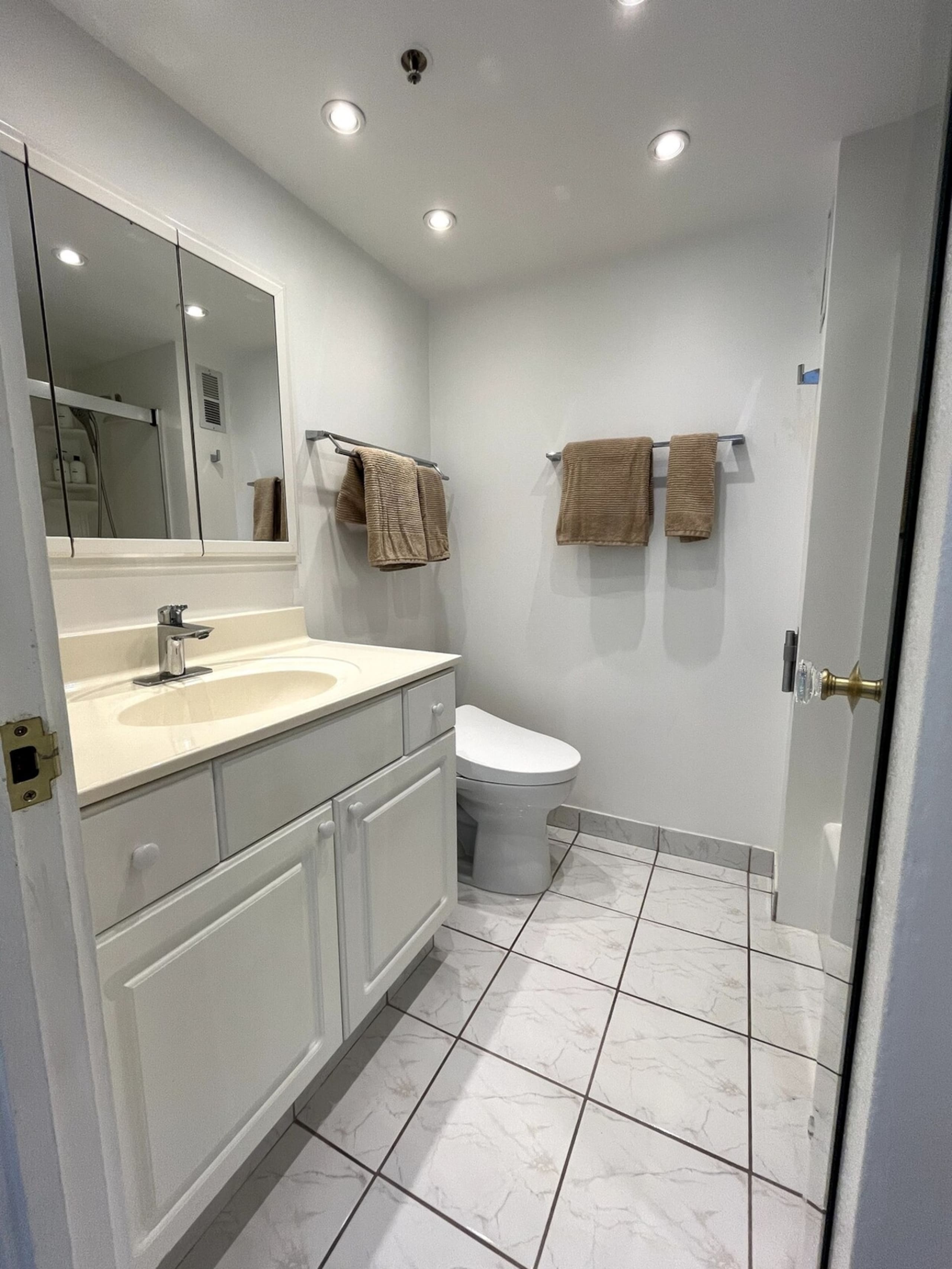 Charming Waikiki Studio with Parking - Image 19