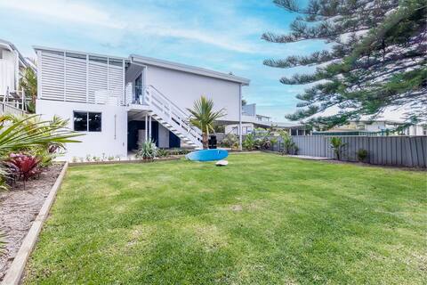 Five Pines Beach House and Birubi, 20 Robinson St