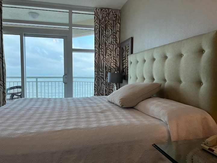 ตื่นขึ้นมาพบกับพระอาทิตย์ขึ้นจากเตียงคิงไซส์ที่สบาย