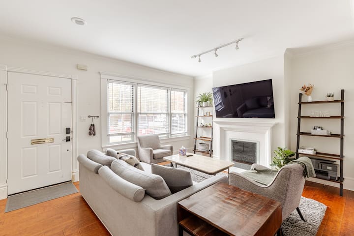 Charming 4BR Duplex in Oak Lawn • Private Backyard