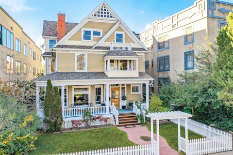 Crescent Estate! Mtn Views, Walk DT, Golf, Hot Tub