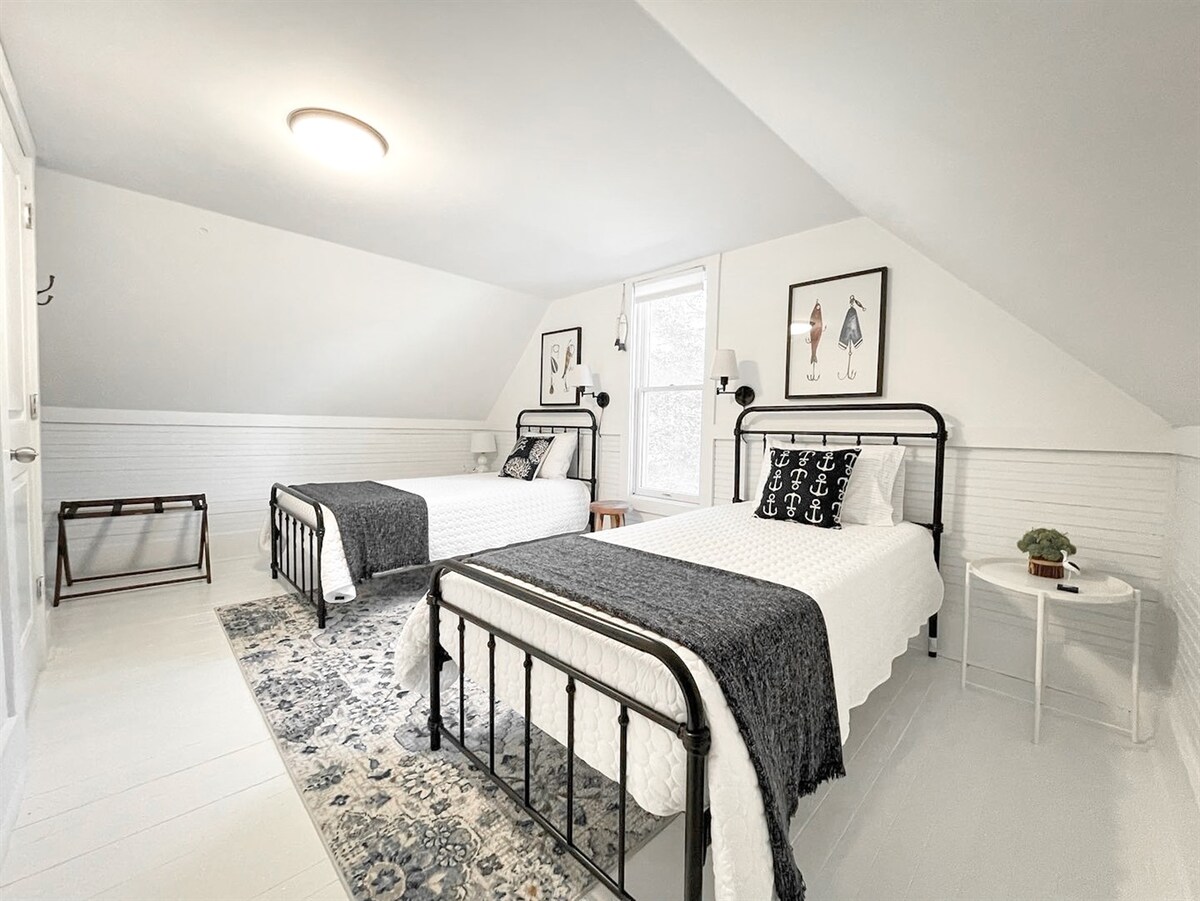 Lëri fëmijët të ëndërrojnë në dhomën e tyre, të vendosur lart; të kompletuar me krevate dopio (me dyshekë me shkumë memorie)