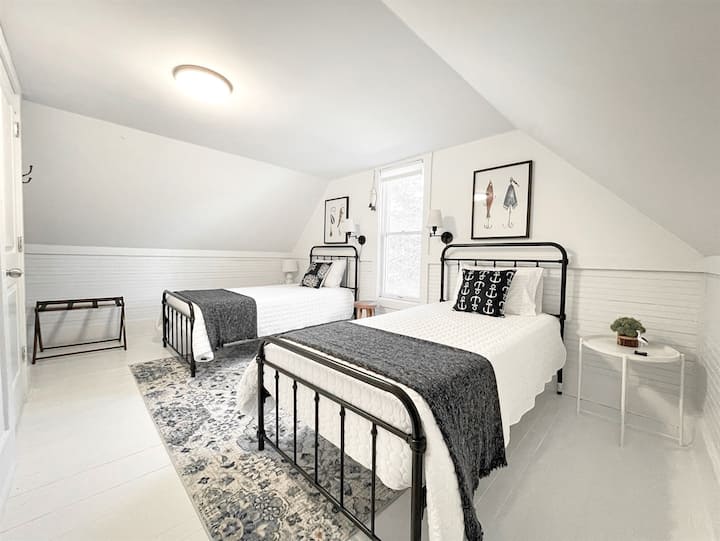 Оставете децата да мечтаят в собствената си стая, разположена на горния етаж; оборудвана с единични легла (с матраци от мемори пяна)