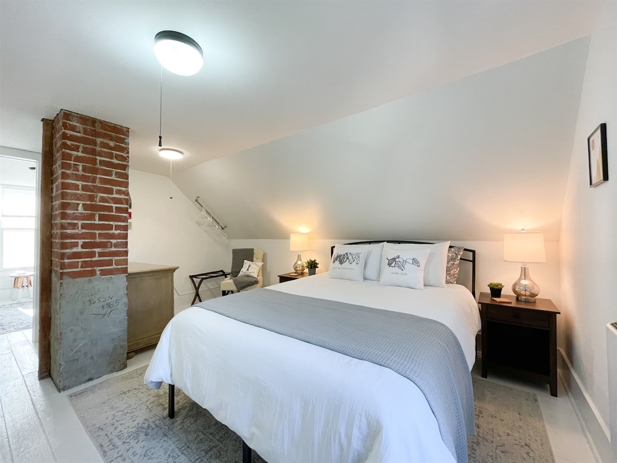 Rrëshqit nën çarçafë dhe çlodh ato muskuj në dyshekun me shkumë memorie