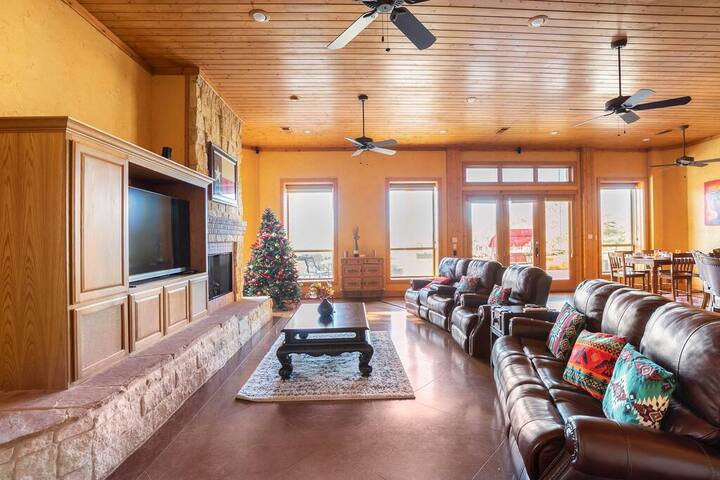 Texas Ranch House with 5 Bedroom and Fish Pond gallery image 3