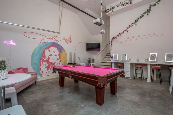 21 Bed Downtown Luxury Bachelorette w Rooftop