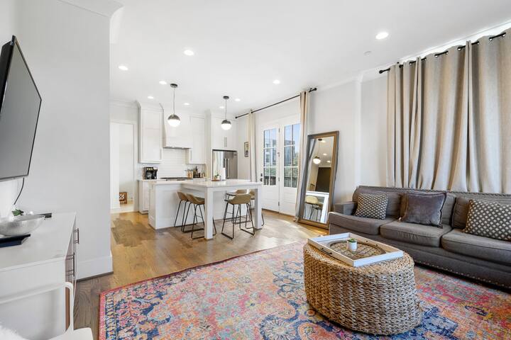 18 Bed Downtown View Walk To Broadway gallery image 5