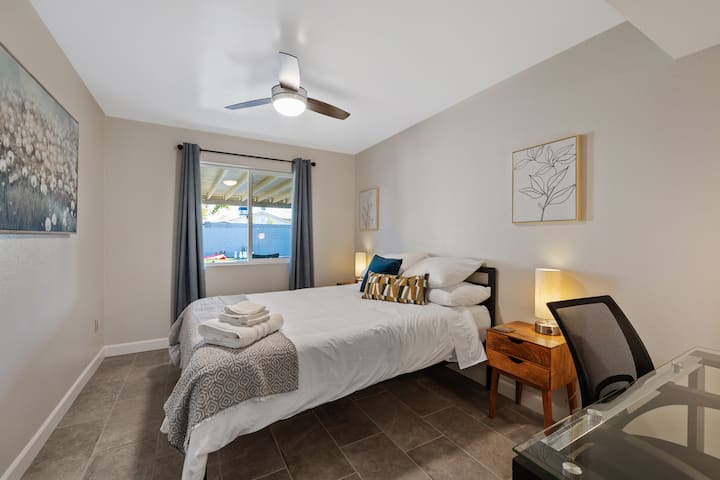 الغرفة 2 مع سرير كبير مع رف للأمتعة متاح.