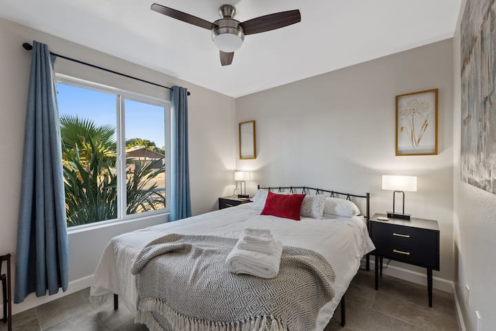 غرفة 3 مع سرير بحجم بحجم. كما يحتوي على خزانة كبيرة وخزانة ملابس بثلاثة أدراج للتخزين ورف الأمتعة.