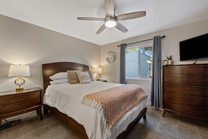 ماستر مع سرير بحجم كوين وتلفزيون ذكي 40بوصة على شكل دوار. 
ويشمل خزانة ملابس ذات 5 أدراج للتخزين، بالإضافة إلى خزانة كبيرة.