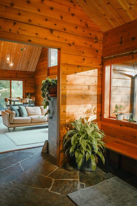 Luxe & Tranquil Forest Oasis ~ Sauna ~ Tub ~ Games