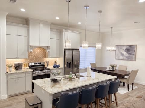 Top Airbnb: Upscale in Uptown West 4/2/2 in Lubbock