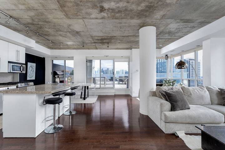 Toronto’s Best View w/ Largest Terrace gallery image 2