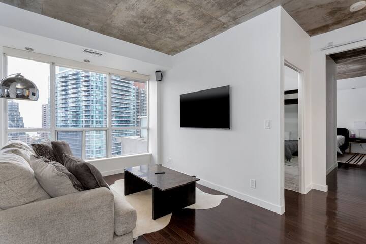 Toronto’s Best View w/ Largest Terrace gallery image 4