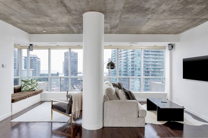 Toronto’s Best View w/ Largest Terrace gallery image 3