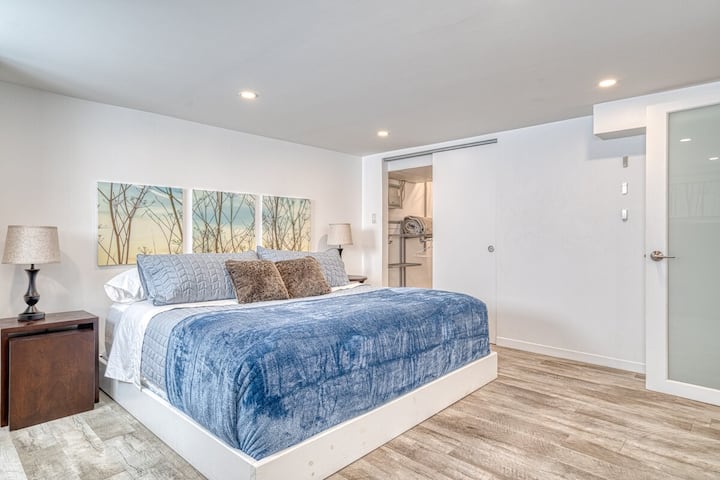 Chumba cha kulala na Kitanda cha Ukubwa wa King, Chumba cha Kulala na dawati