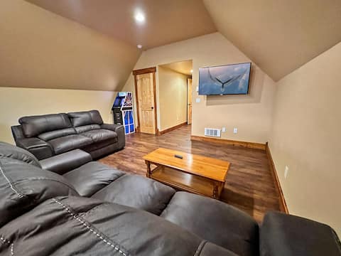 Beautiful 4 Bedroom Cabin. Near Cascade Lake and T