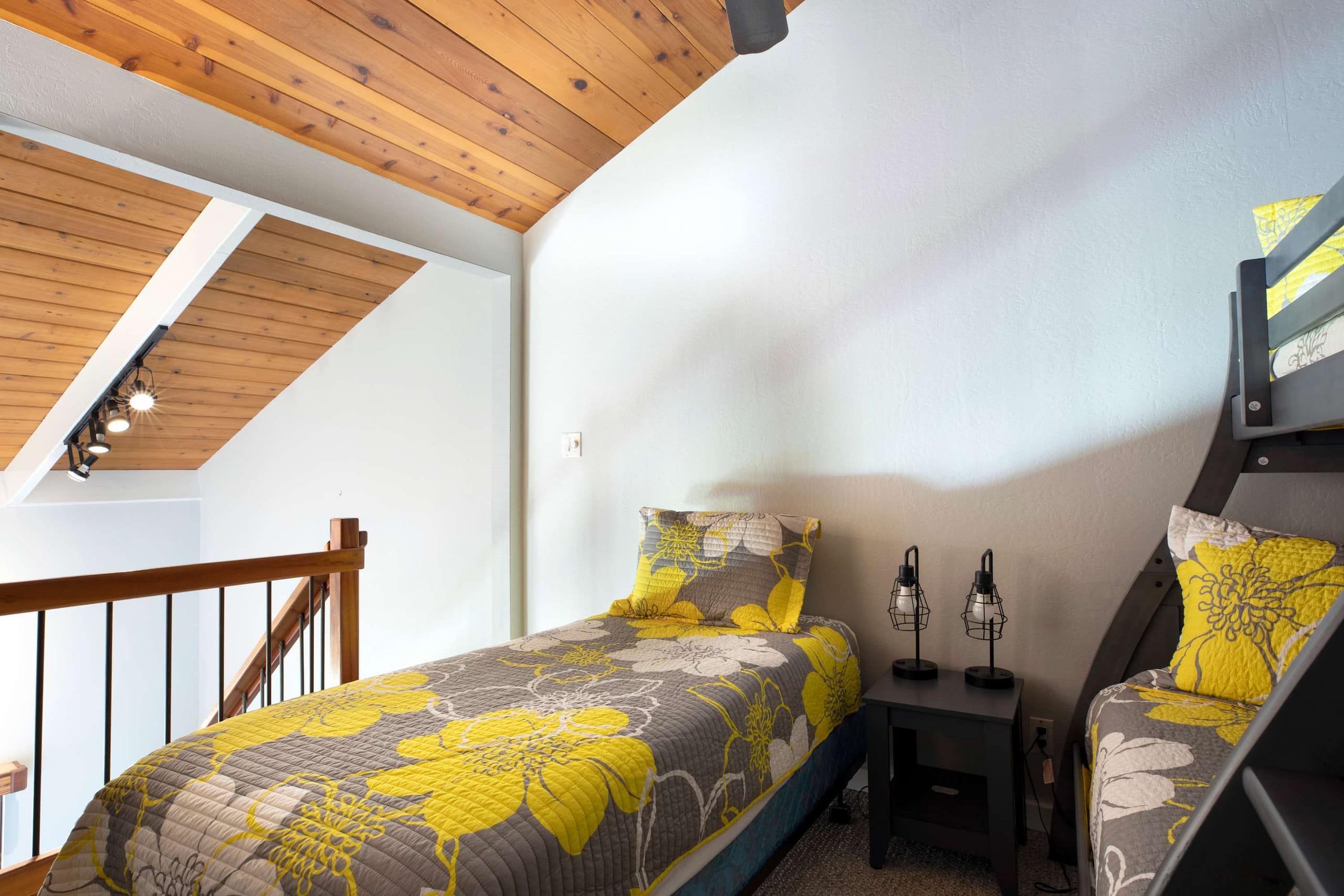 Condo in Kailua-Kona · ★4.84 · 2 bedrooms · 5 beds · 2 private baths - Image 23