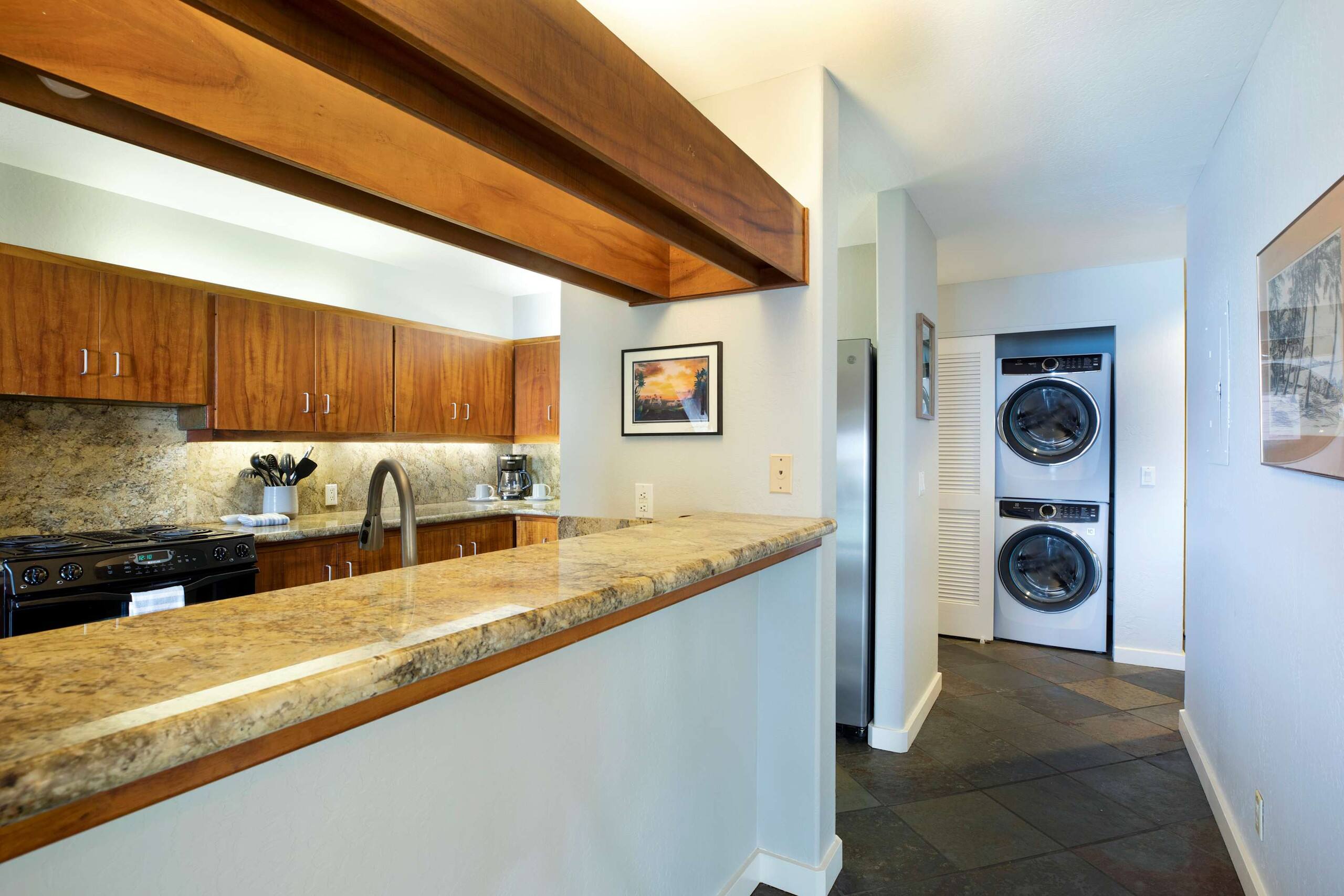 Condo in Kailua-Kona · ★4.84 · 2 bedrooms · 5 beds · 2 private baths - Image 5