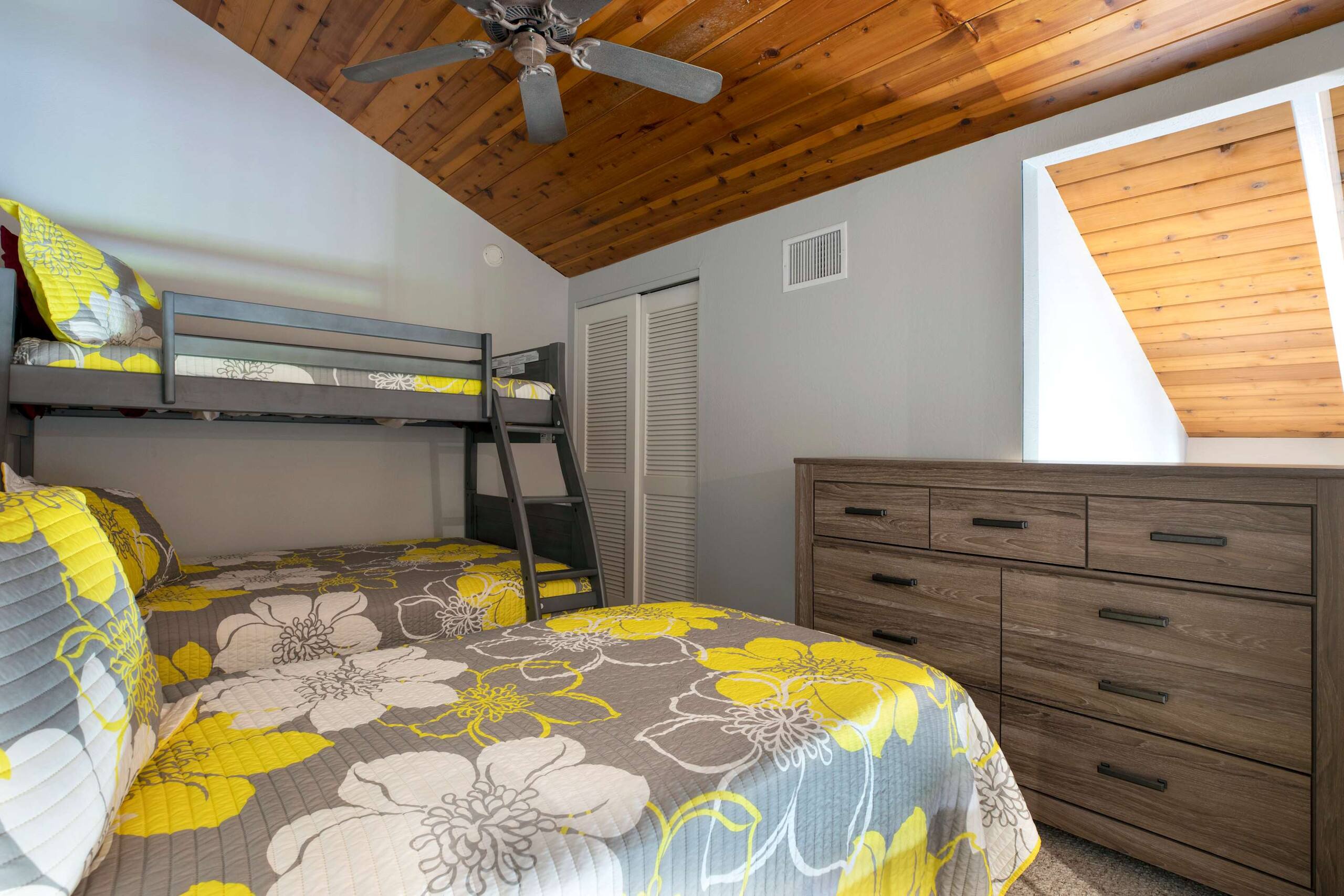 Condo in Kailua-Kona · ★4.84 · 2 bedrooms · 5 beds · 2 private baths - Image 22