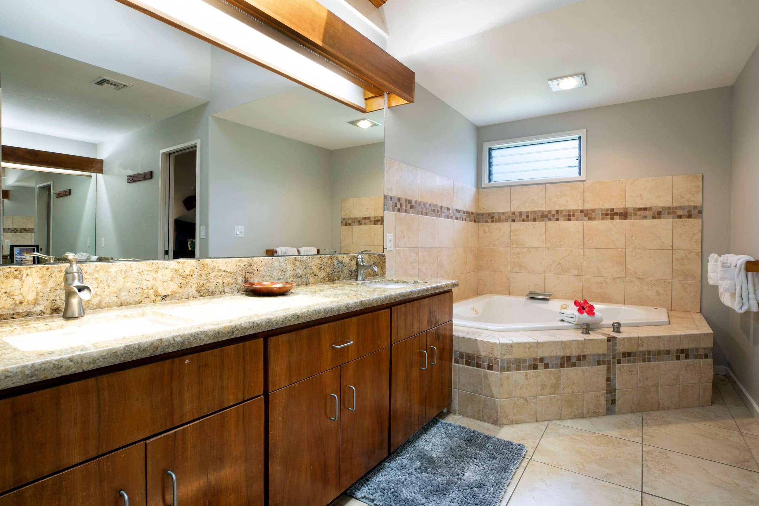 Condo in Kailua-Kona · ★4.84 · 2 bedrooms · 5 beds · 2 private baths - Image 15