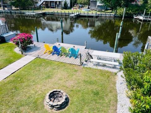 Waterfront! Hot tub, Game Room, Kayaks, Dogs Ok