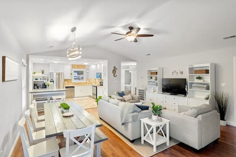 Game Room, Hot Tub, Christmas Decorated, Dogs Ok!