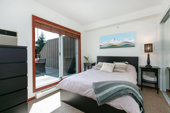 Remodeled Upper Level 1 Bedroom Townhouse With - Whistler