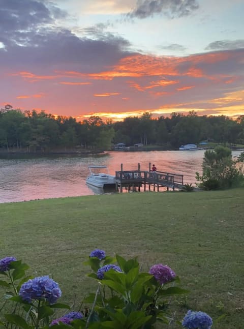 Water’s Edge Cottage —3-BR Lake Stay—Boat Rental!