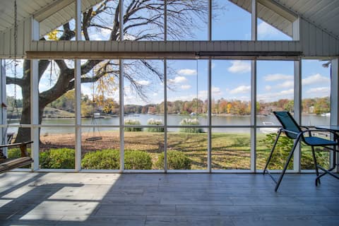 Water’s Edge Cottage — 3-BR Lake Stay — Fire Pit!