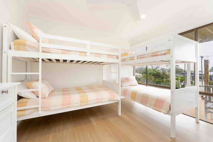 Двуетажна стая на долния етаж. заключена, когато отсядат 5 или по - малко гости.